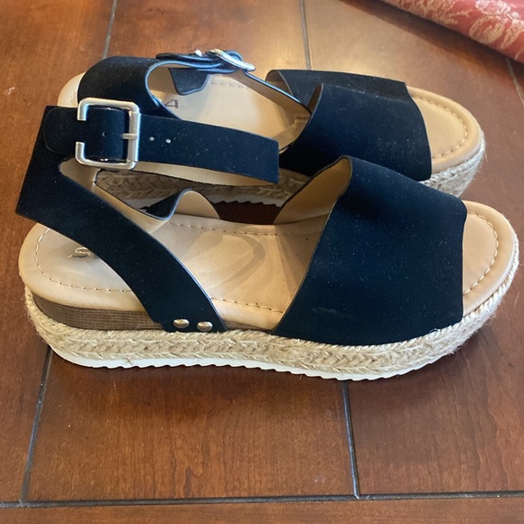 Black platform sandals - Picture 2 of 4